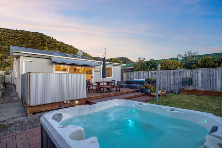 Photo of property in 64 Oroua Street, Eastbourne, Lower Hutt, 5013