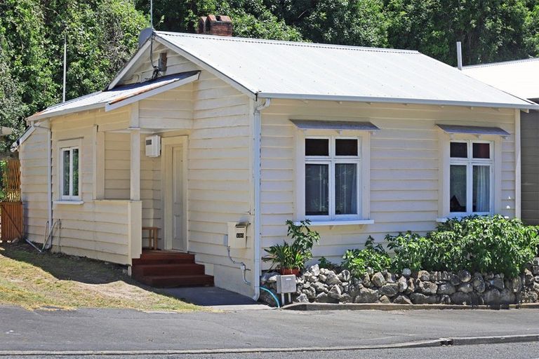 Photo of property in 120 Shakespeare Road, Bluff Hill, Napier, 4110