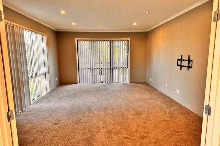 Photo of property in 2 Spring Valley Place, Oteha, Auckland, 0632