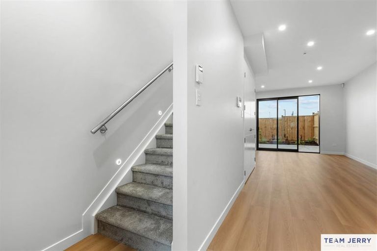 Photo of property in 13 Kuaha Road, Massey, Auckland, 0614