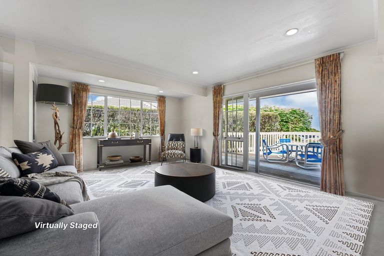 Photo of property in 100 Eugenia Rise, Goodwood Heights, Auckland, 2105