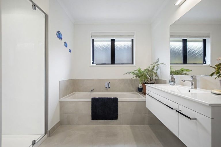 Photo of property in 130 Lisle Farm Drive, Pukekohe, 2120