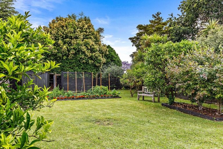 Photo of property in 39 Harbour View Road, Point Wells, 0986