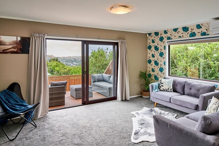 Photo of property in 15a Ruskin Road, Newlands, Wellington, 6037