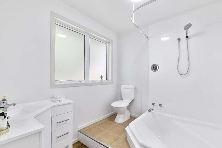 Photo of property in 9 Lomond Street, Newlands, Wellington, 6037