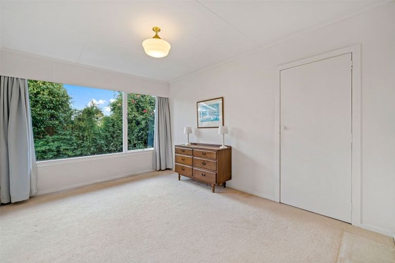 Photo of property in 17 Edgerton Road, Te Atatu Peninsula, Auckland, 0610