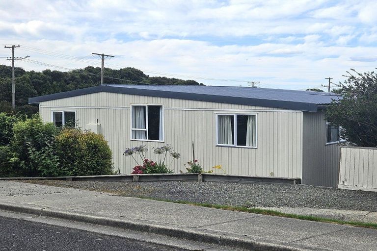 Photo of property in 1 Ngaio Street, Kaka Point, 9271