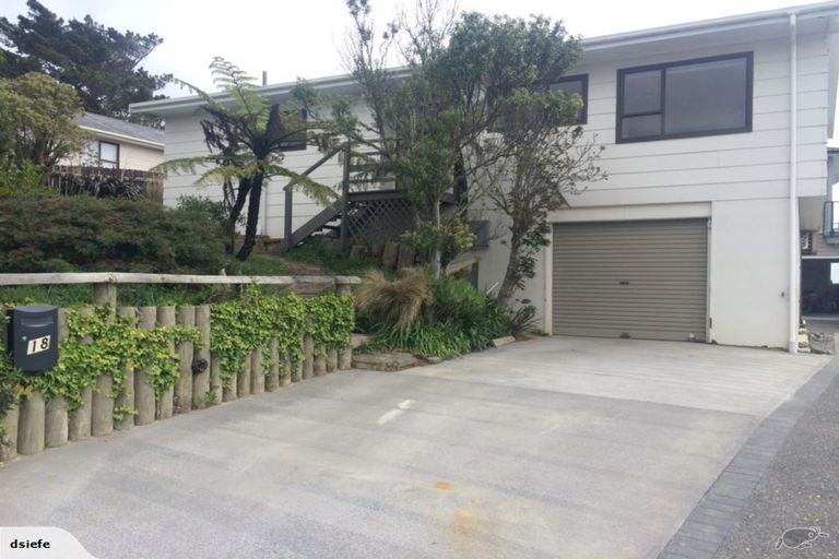 Photo of property in 18 Rice Crescent, Newlands, Wellington, 6037