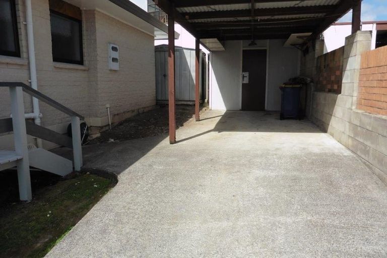 Photo of property in 37 Kirrie Avenue, Te Atatu South, Auckland, 0610
