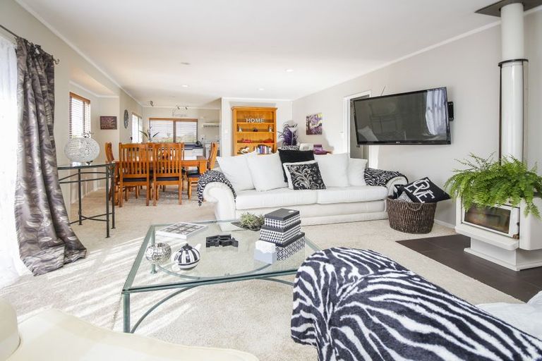 Photo of property in 49 Garton Drive, Massey, Auckland, 0614