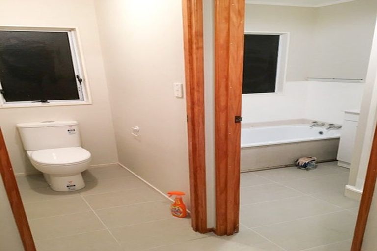 Photo of property in 13 Rewarewa Road, Te Atatu Peninsula, Auckland, 0610