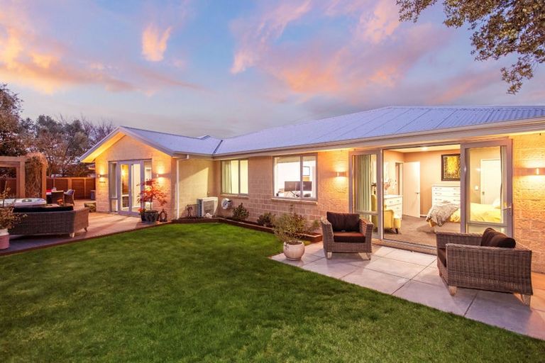 Photo of property in 17 Mataroa Place, Parklands, Christchurch, 8083