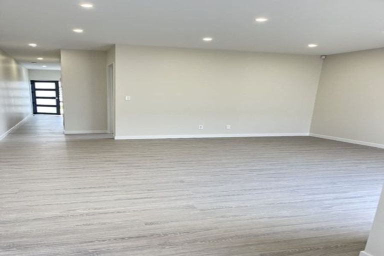 Photo of property in 21 Morus Road, Massey, Auckland, 0614