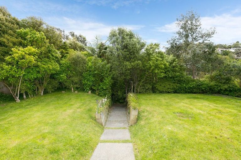 Photo of property in 1 Wakely Road, Newlands, Wellington, 6037