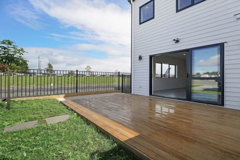 Photo of property in 2 Faithful Drive, Karaka, 2113