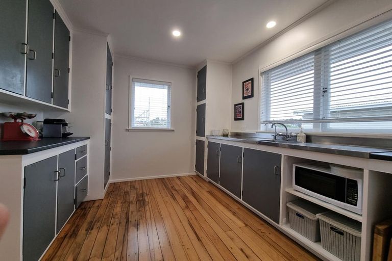 Photo of property in 1 Selwyn Crescent, Forrest Hill, Auckland, 0620