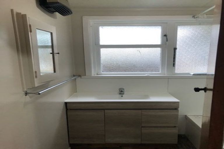 Photo of property in 3166 Great North Road, New Lynn, Auckland, 0600