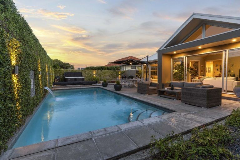Photo of property in 2/51 Beach Road, Mellons Bay, Auckland, 2014