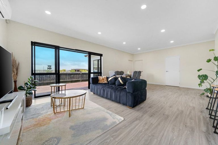 Photo of property in 6 Kakabeak Way, Takanini, 2110