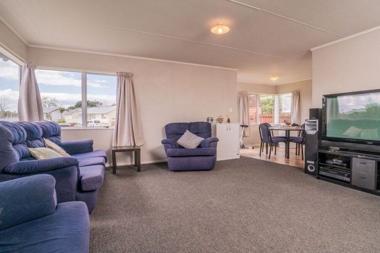 Photo of property in 12 Imperial Place, Henderson, Auckland, 0612