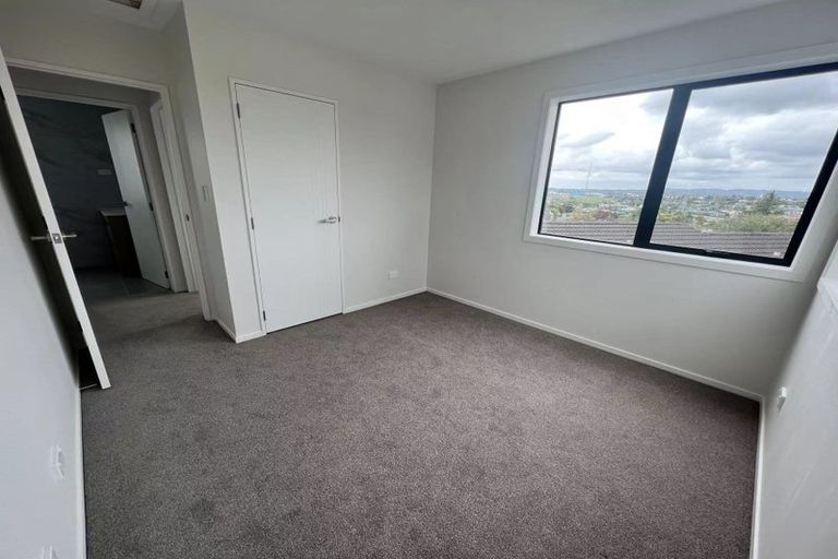 Photo of property in 35c Cedar Heights Avenue, Massey, Auckland, 0614