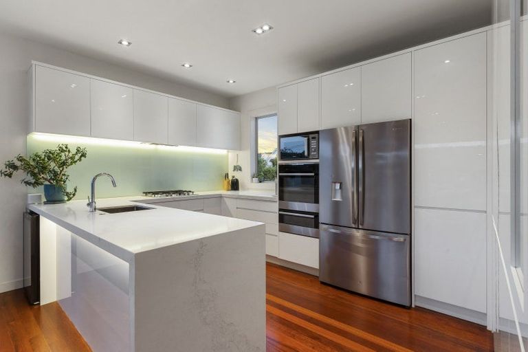 Photo of property in 2/51 Beach Road, Mellons Bay, Auckland, 2014