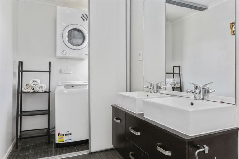 Photo of property in 22 Rewarewa Road, Te Atatu Peninsula, Auckland, 0610