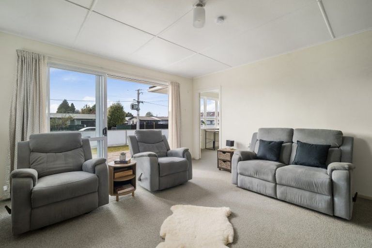 Photo of property in 2 Tapsell Road, Fairy Springs, Rotorua, 3015
