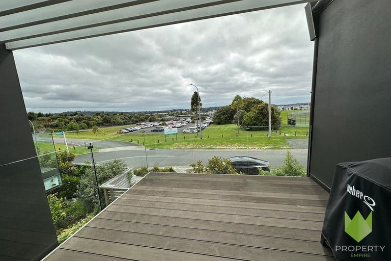Photo of property in 28 Memorial Park Lane, Hobsonville, Auckland, 0618