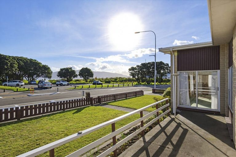 Photo of property in 5 Marine Parade, Paraparaumu Beach, Paraparaumu, 5032