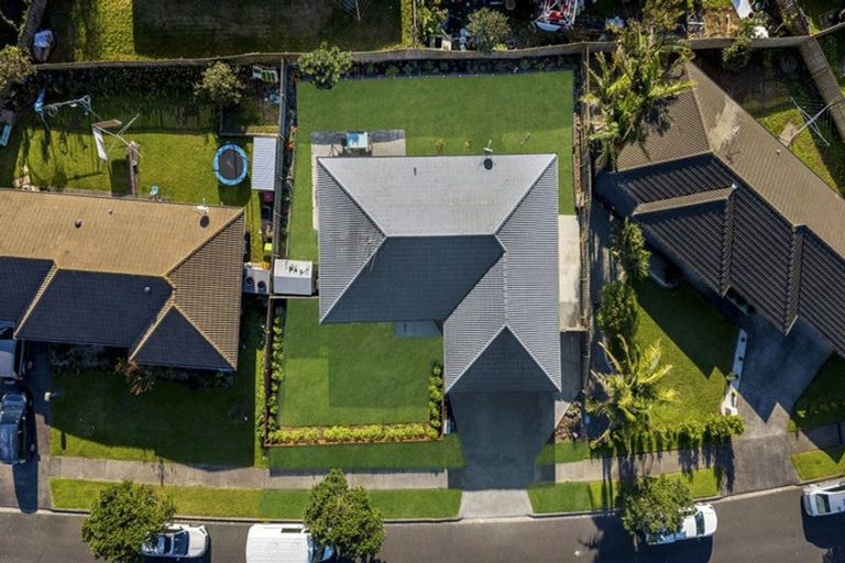 Photo of property in 6 Frank Bunce Grove, Flat Bush, Auckland, 2019