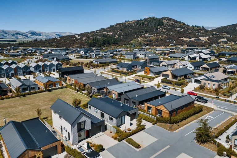 Photo of property in 4 Matakanui Lane, Wanaka, 9305