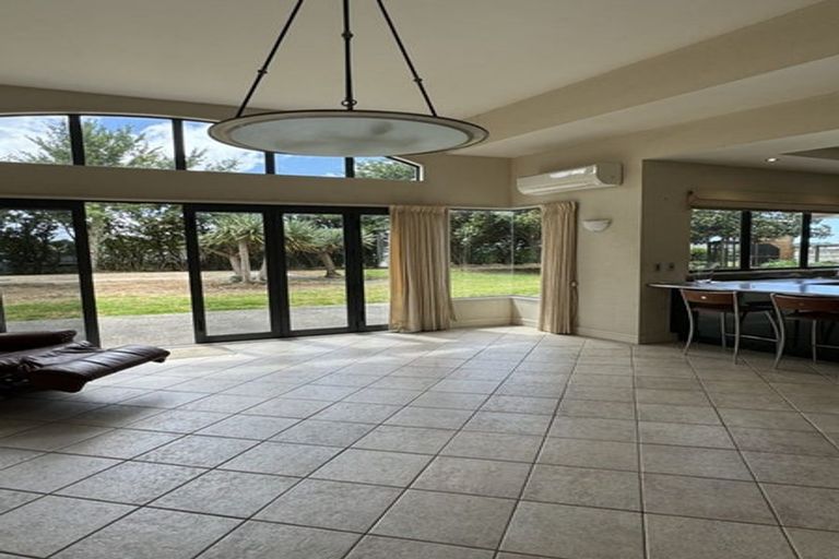 Photo of property in 115 Station Road, Kumeu, 0891