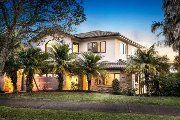 Photo of property in 4 Northcross Drive, Oteha, Auckland, 0632