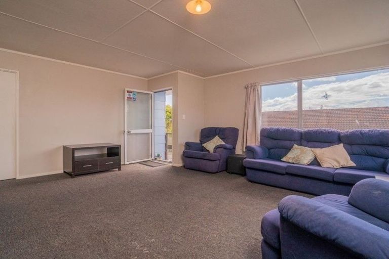 Photo of property in 12 Imperial Place, Henderson, Auckland, 0612
