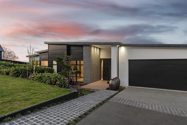 Photo of property in 12 Round Hill Rise, Cracroft, Christchurch, 8022