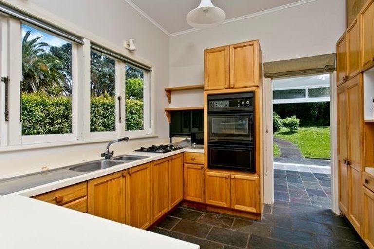 Photo of property in 118 Queen Street, Northcote Point, Auckland, 0627
