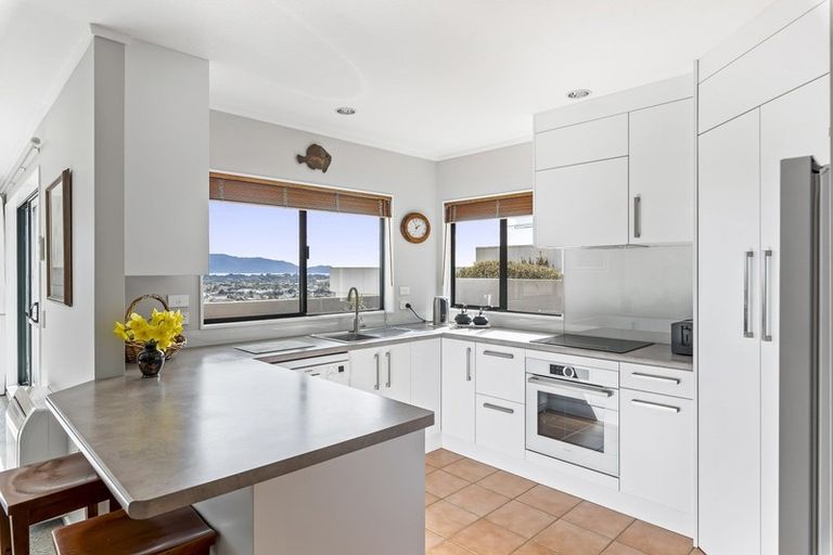 Photo of property in 77 Kakariki Grove, Waikanae, 5036