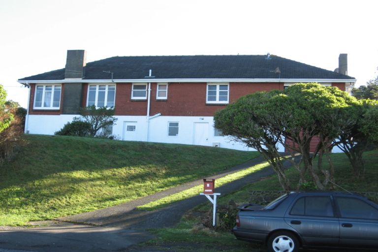 Photo of property in 3 Salford Street, Newlands, Wellington, 6037