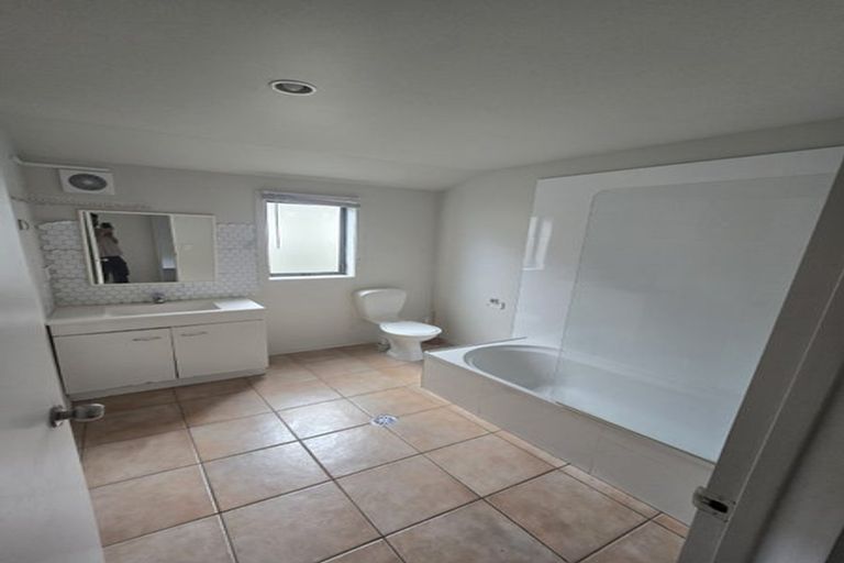 Photo of property in 3/36 John Jennings Drive, Oteha, Auckland, 0632