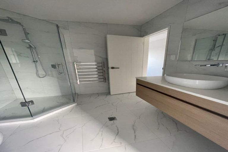 Photo of property in 5d Lavery Place, Sunnynook, Auckland, 0632