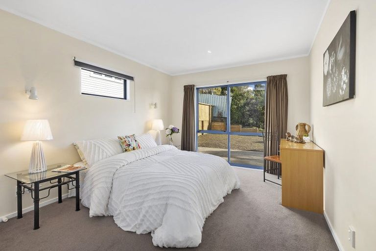 Photo of property in 49a Lyndfield Lane, Newlands, Wellington, 6037