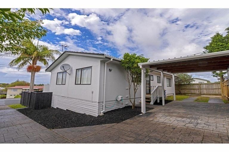 Photo of property in 1/111 Lincoln Park Avenue, Massey, Auckland, 0614