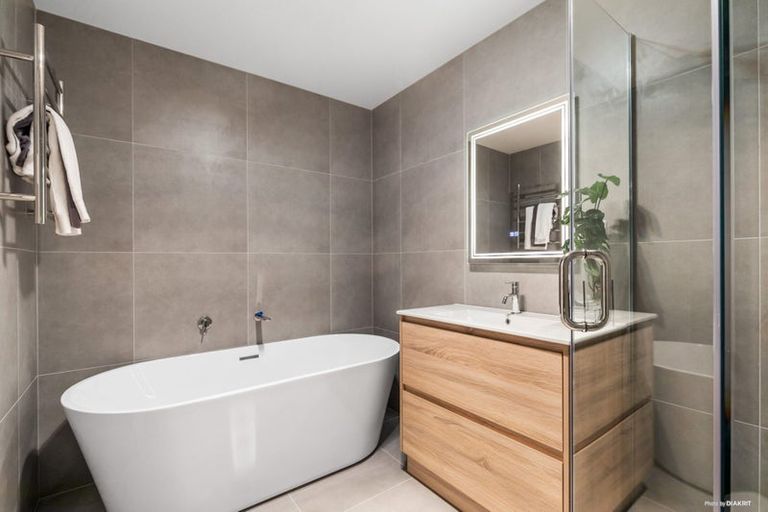 Photo of property in 2/147c Carlisle Road, Northcross, Auckland, 0632