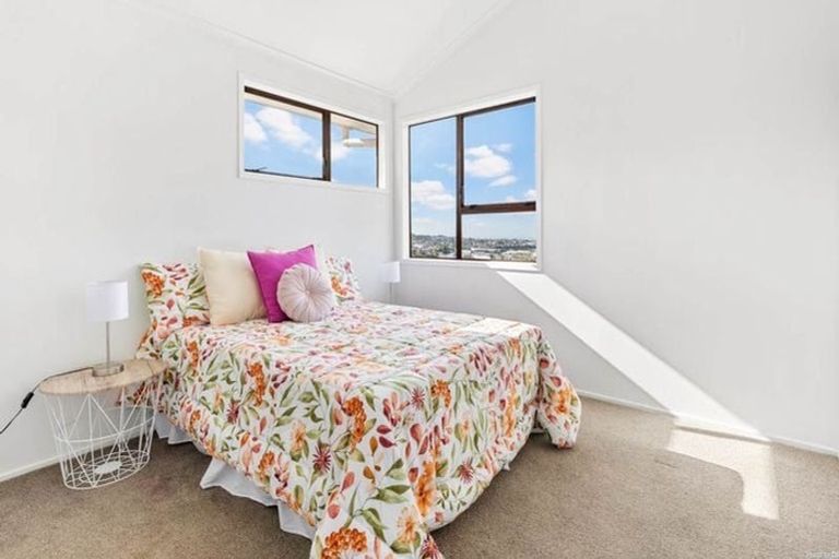 Photo of property in 2/74 Ayton Drive, Totara Vale, Auckland, 0629