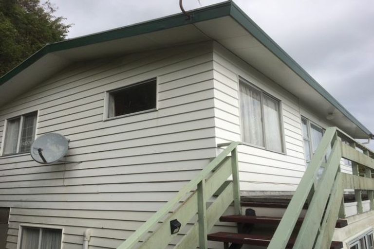 Photo of property in 8a Longcroft Terrace, Newlands, Wellington, 6037