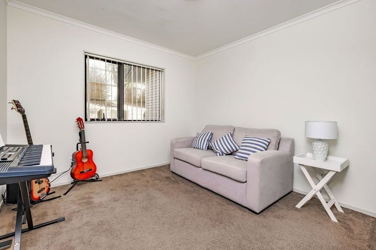 Photo of property in 121 Keri Vista Rise, Papakura, 2110