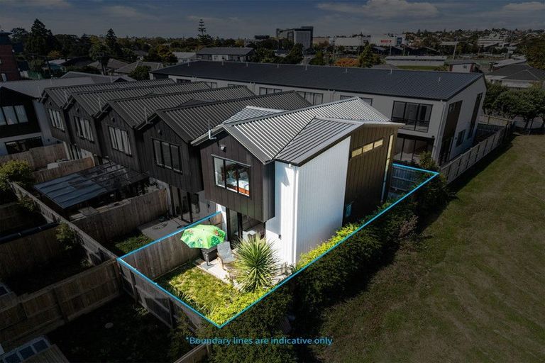 Photo of property in 8/28 Smythe Road, Henderson, Auckland, 0612