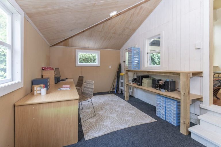 Photo of property in 5 Lyndhurst Road, Tawa, Wellington, 5028