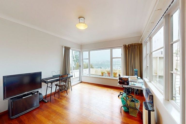 Photo of property in 88 Nevay Road, Karaka Bays, Wellington, 6022